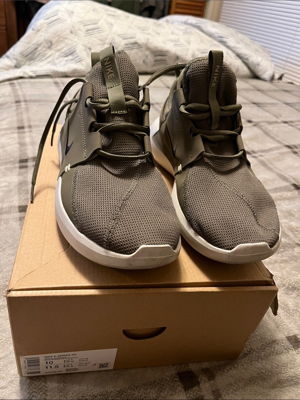 Nike Men’s Olive Green Mesh Athletic Sneakers size 10